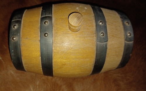 Kleines fass aus holz - aus,